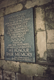 Inscription on the memorial in front of the 'former I.G. Auschwitz plant site, undated'© Ernest W. Michel